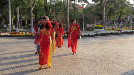 Rộ phong trào giới trẻ áo dài, khăn xếp chụp ảnh du xuân - 9 Nhiều bạn gái trong sắc áo dài đỏ thắm hồn nhiên du xuân dọc dải trung tâm thành phố