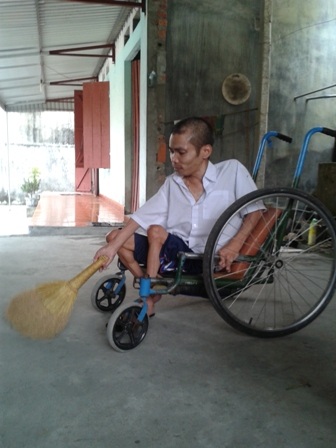 Kỳ diệu người đàn ông bỗng nhiên ngồi dậy sau 40 năm liệt giường - 2 Hàng ngay ông Đàm ngồi xe lăn làm việc nhà đỡ đần mẹ