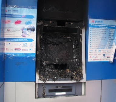 Nhiều máy ATM bị đốt phá trong đêm - 1 Máy ATM bị hư hỏng hoàn toàn sau khi bị kẻ xấu đốt