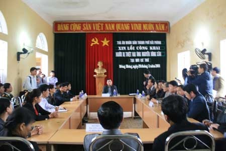 Công khai xin lỗi nông dân bị tù oan 18 năm trước - 1 Buổi xin lỗi công khai nhưng chỉ có chính quyền và công an, rất ít PV báo chí được dự