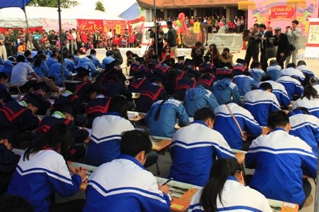 Hàng ngàn người cùng khai bút đầu xuân - 4 Thu Hằng