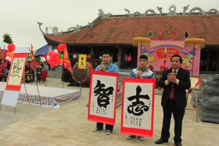 Hàng ngàn người cùng khai bút đầu xuân - 2 300 học sinh giỏi của Hải Phòng đồng loạt khai bút