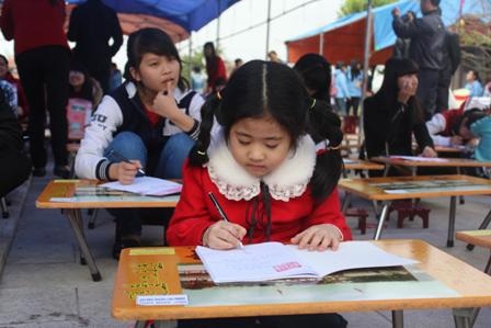 Hàng ngàn người cùng khai bút đầu xuân - 3 Nhiều cháu học sinh mẫu giáo cũng được bố mẹ đưa về tham dự hội khai bút