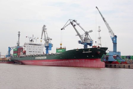 Cảng vụ Hải Phòng - nơi các chiến sĩ cũng là nghệ sĩ - 1 Công tác duy tu nạo vét luồng cảng được uy tiên để đón các tàu có trọng tải lớn vào giao dịch