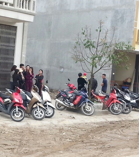 Kinh hoàng phát hiện 3 xác chết lõa thể trong nhà nghỉ - 2 Gia đình và người thân nạn nhân Vũ Thị Hương bàng hoàng trước tin dữ.