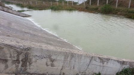 Bể chứa than, xỉ nhà máy nhiệt điện tràn ra kênh nước sinh hoạt - 2 Nước tràn qua đường hòa vào kênh nước sản xuất và sinh hoạt của người dân