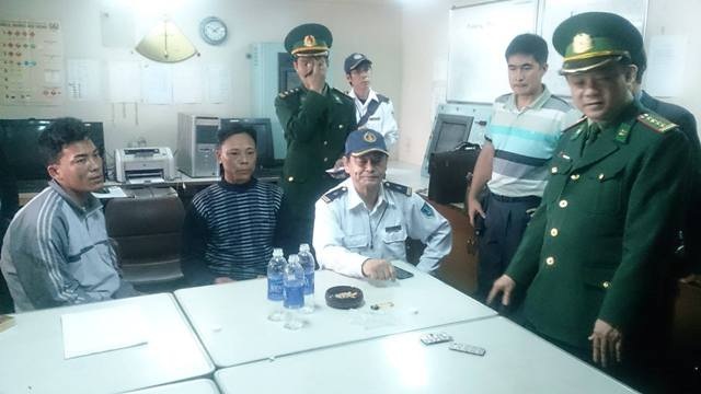 Liên tiếp tai nạn trên biển do thời tiết xấu - 2 Các thuyền viên trên tàu cá bị chìm chưa hết hoảng hốt dù đã được đưa lên bờ an toàn