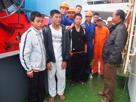 Cứu sống 2 ngư dân gặp nạn trên biển - 1 Hai ngư dân gặp nạn (phía ngoài cùng bên trái) được cứu sống sau hơn 2h gặp nạn