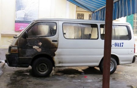 Xe công bỗng dưng bốc cháy trong trụ sở - 1 Sau vụ hỏa hoạn chiếc xe vẫn để nguyên hiện trường chờ cơ quan chức năng điều tra nguyên nhân