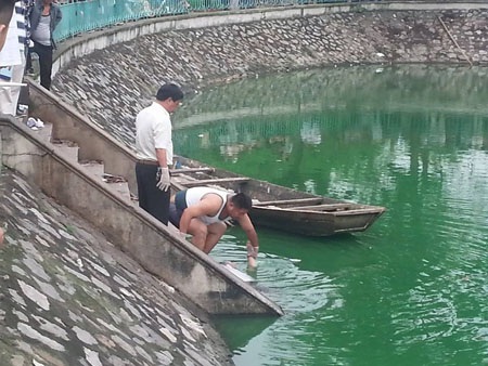 Tá hỏa phát hiện xác chết trên hồ trong cung văn hóa thanh niên - 3 Bác sĩ pháp y tham gia trục vớt xác nạn nhân lên bờ phục vụ triều tra
