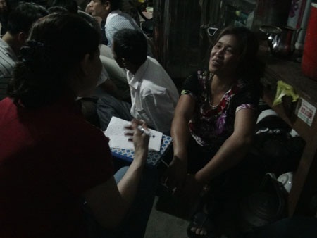 các nông dân và công nhân rủ nhau đánh một ván bạc bằng cả tháng thu nhập