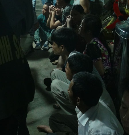 các nông dân và công nhân rủ nhau đánh một ván bạc bằng cả tháng thu nhập