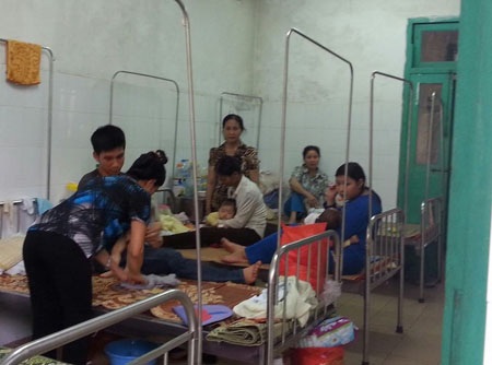 Khoa Truyền nhiễm bệnh viện Nhi Hải Phòng chật kín trẻ mắc sởi - 1 Nhiều gia đình rất hoang mang khi con em rơi vào dịch sởi