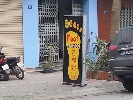 Xử phạt 2 cơ sở kinh doanh "sính" chữ Trung Quốc - 3 Không ít biển hiệu không có lấy một dòng chữ Việt Nam nào