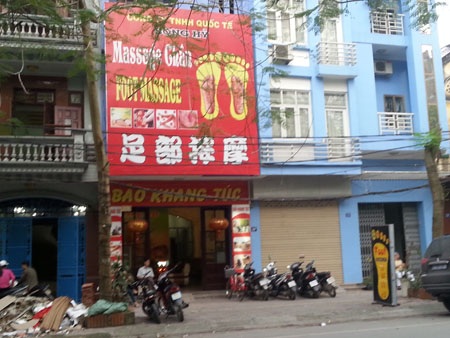 Xử phạt 2 cơ sở kinh doanh "sính" chữ Trung Quốc - 2 Một của hàng trên phố Minh Khai khiến dân hoa mắt