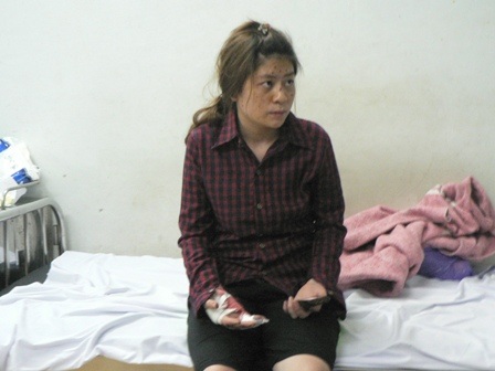 Kế toán Hồng với nhiều vết thương do bị đạn găm trên mặt.