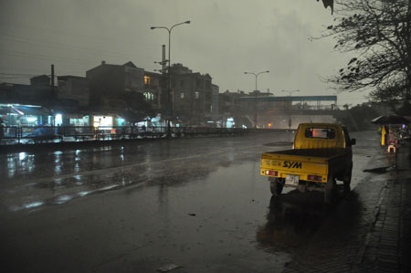 Khoảng 10 phút sau trời bắt đầu sáng dần lên