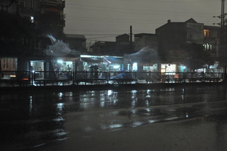 Nhiều người dân và cán bộ công sở đổ xô ra đường xem hiện tượng lạ