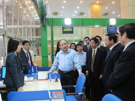 Phó Thủ tướng Nguyễn Xuân Phúc kiểm tra trung tâm hành chính công