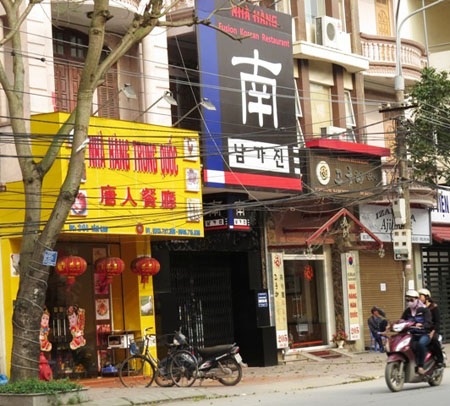 Xử phạt 2 cơ sở kinh doanh "sính" chữ Trung Quốc - 1 Nhiều biển hiệu trên phố Văn Cao bị tuýt còi vì vi phạm quy định