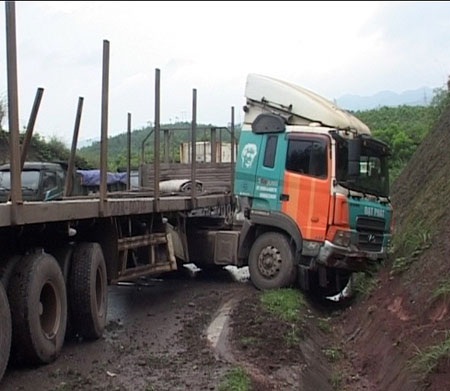 Xe khách "đấu đầu" container, 3 người mất mạng - 1 Chiếc xe tải sau vụ tai nạn đầu vào núi trong tư thế quay ngang