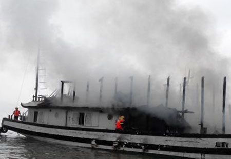 Tàu được dập tắt lửa và lai dắt vào bờ
