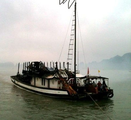 Tàu được dập tắt lửa và lai dắt vào bờ