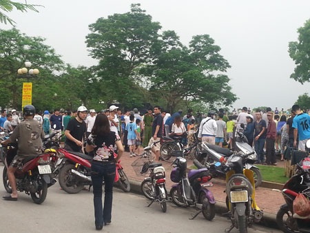 Tá hỏa phát hiện xác chết trên hồ trong cung văn hóa thanh niên - 2 Hàng trăm người dân hiếu kì đến xem