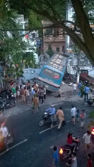 Xe khách mất phanh, tài xế đánh lái tránh chợ trong gang tấc - 1 Hiện trường vụ tai nạn, chiếc xe đâm thẳng vào trạm biến áp