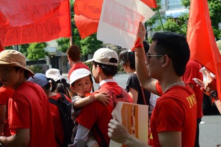 Người Việt tại Nhật xuống đường gửi kháng nghị thư phản đối Trung Quốc - 8 Nhiều Việt Kiều yêu nước mang cả con nhỏ xuống đường tham gia diễu hành