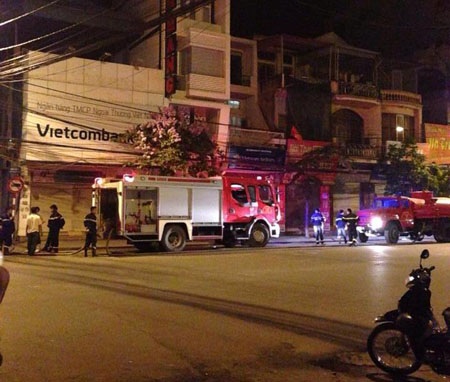 Hỗn loạn vì 2 vụ cháy lớn lúc nửa đêm - 3 Ngọn lửa làm ngôi nhà hư hỏng nặng và thiêu rụi 2 chiếc xe máy đắt tiền