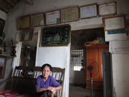 Những nén hương thay lời khẩn cầu trong vô vọng về một mức hình phạt không phải nhà tù cho con trẻ