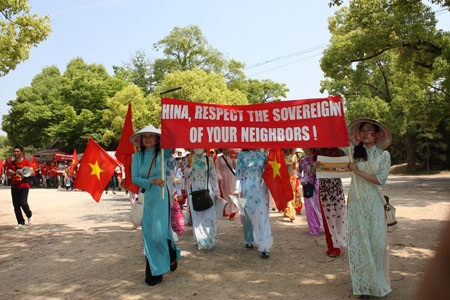 Người Việt tại Nhật xuống đường gửi kháng nghị thư phản đối Trung Quốc - 7 Nhiều Việt Kiều yêu nước mang cả con nhỏ xuống đường tham gia diễu hành