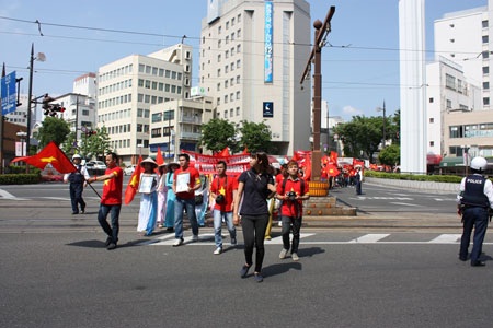 Người Việt tại Nhật xuống đường gửi kháng nghị thư phản đối Trung Quốc - 6 Nhiều Việt Kiều yêu nước mang cả con nhỏ xuống đường tham gia diễu hành