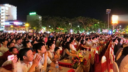 Lễ hội hoa phượng đỏ lần 3: Đảo Cát Bà là di tích Quốc gia - 10 Mỗi quận huyện một nét riêng lần lượt diễu hành qua khán đài
