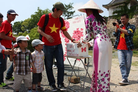 Người Việt tại Nhật xuống đường gửi kháng nghị thư phản đối Trung Quốc - 5 Phát động quỹ ủng hộ hướng về Biển Đông Việt Nam