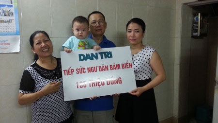 Gia đình chị Hà Thị Ngân chia sẻ 100 triệu đồng "Tiếp sức ngư dân bám biển" - 1 Ông bà Vũ Hồng Thoa và cháu Vũ Hà Bách chia sẻ 100 triệu đồng