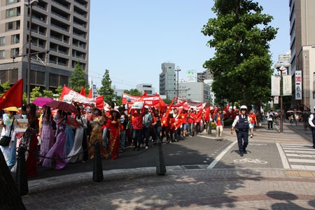 Người Việt tại Nhật xuống đường gửi kháng nghị thư phản đối Trung Quốc - 3 Phát động quỹ ủng hộ hướng về Biển Đông Việt Nam