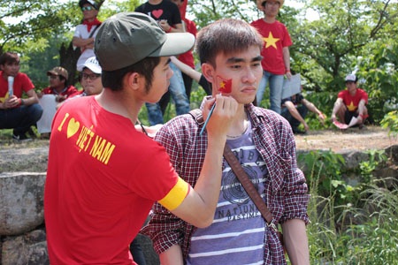 Người Việt tại Nhật xuống đường gửi kháng nghị thư phản đối Trung Quốc - 1 Đoàn người diễu hành ôn hòa, đúng pháp luật nhận được sự hỗ trợ của chính quyền sở tại