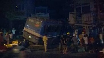 Xe khách mất phanh, tài xế đánh lái tránh chợ trong gang tấc - 3 Cơ quan chức năng đã nhanh chóng có mặt giải quyết vụ việc