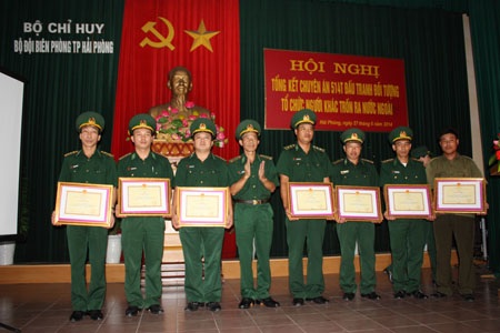 Lật tẩy đường dây lừa người lao động ra nước ngoài - 3 Lãnh đạo bộ chỉ huy bộ đội biên phòng khen thưởng các chiến sĩ trong chuyên án