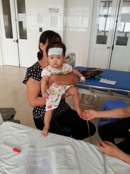 Hải Phòng: 6 trẻ phải nhập viện cấp cứu sau tiêm vắc xin Quinvaxem - 1 Cháu Tuệ Nhi đang được tiếp tục theo dõi tại bệnh viện sau mũi tiêm vắc xin 5 trong 1