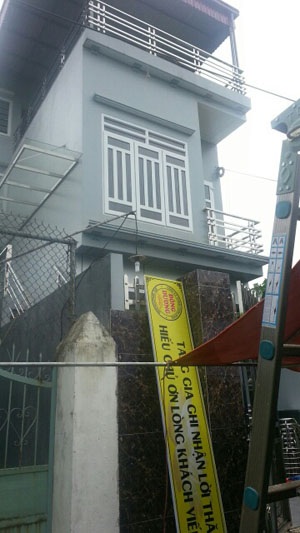 Mở cửa sổ quá đà, ngã xuống đất tử vong? - 2 Cửa sổ ngôi nhà nơi nghi là nguyên nhân dẫn đến cái chết của nạn nhân
