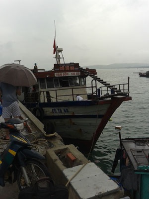 Hơn 100 du khách đang “mắc kẹt” tại đảo Cô Tô - 1 Nhiều hành khách tranh nhau lên tàu kém chất lượng để về đất liền trong điều kiện mưa lớn