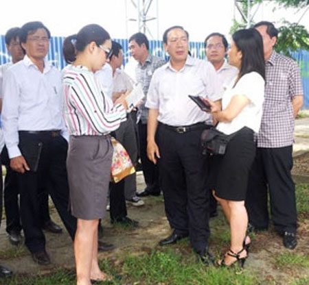 Việc cào bóc phần nhựa được đánh giá là giải pháp tạm thời tốt nhất trong tình cảnh hiện nay