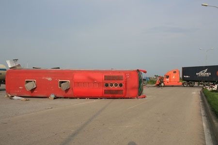Chiếc xe khách lật nghiêng tại hiện trường vụ tai nạn.