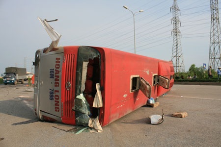 Chiếc xe khách lật nghiêng tại hiện trường vụ tai nạn.