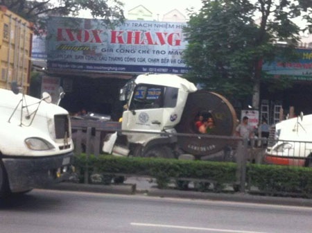 Cuộn sắt khổng lồ rơi đè bẹp nhiều phương tiện - 1 Cuộn sắt rơi xuống cắm sâu vào đầu xe container đi kế sau
