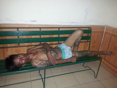 Sau khi bị đưa về công an phường, tên Trộm lăn ra ngủ ngon lành