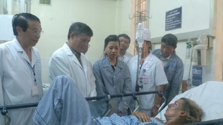 Lãnh đạo TP Hải Phòng thăm hỏi 38 nạn nhân vụ tai nạn xe khách - 1 Lãnh đạo thành phố đến thăm và tặng quà động viên các nạn nhân trong vụ tai nạn